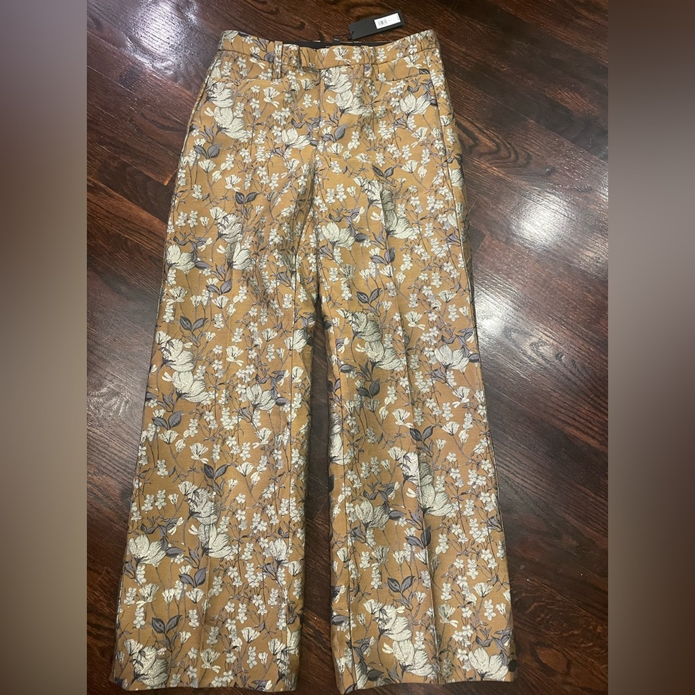 Banana Republic Eclat wide leg brocade pant. Gold floral color. Size 8 regular.